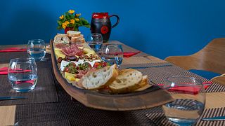 Degustação de 7 vinhos com comida local na vinícola Dragoshinov