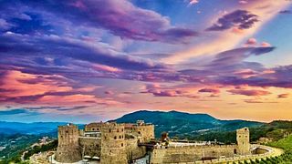 Tour Campania’s Castle Vineyards with Wine Tasting