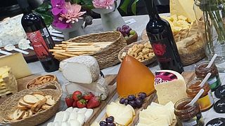 Weinbegleitung zu regionalen Käsesorten und Wurstwaren