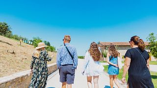 Visita e degustazione di vini con abbinamento di prodotti locali presso la Boutique Winery Poggio del Moro in Val D'Orcia