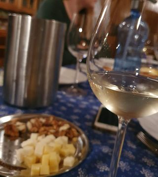 Cata de vinos en la bodega Tomolik