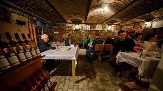 Degustazione di vini presso l'azienda vinicola Domaine Takacs