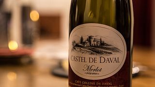 Degustação de vinhos gourmet com iguarias de Valais no Colline de Daval
