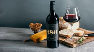 Degustazione di vini presso l'azienda vinicola 180 Estate