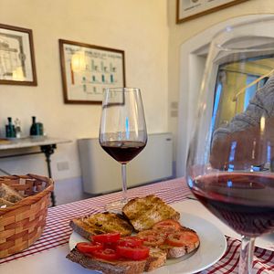 Delicioso almuerzo y vino increíble.
