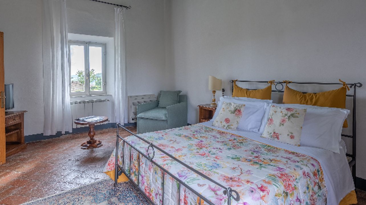 „Klassisches“ Dreibettzimmer in Borgo rund um das Castello di Meleto