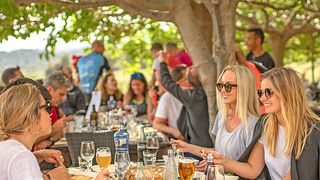 Esperienza Premium Montserrat: visita al monastero e pranzo in una fattoria da Barcellona