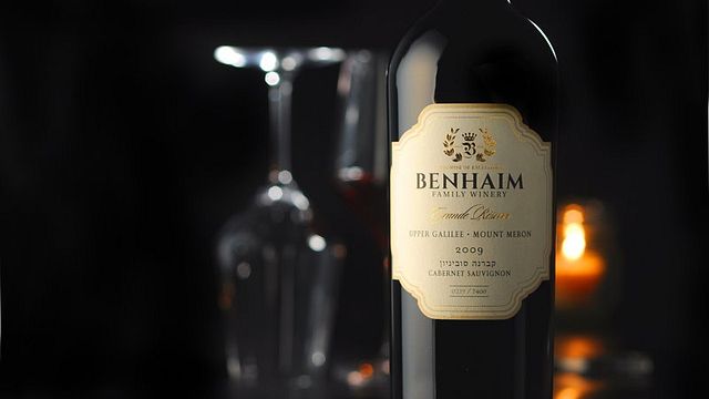 Degustazione di vini durante la visita alla cantina Benhaim
