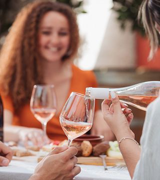 Cata de vinos con maridaje gastronómico cerca de Heraklion, Creta, en la bodega DAF Wines
