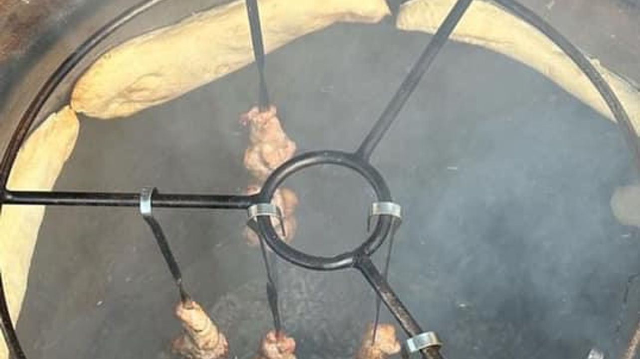 Pão assando em forno de barro