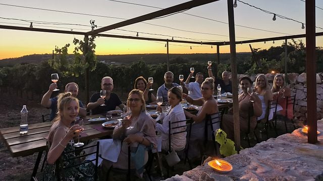 Experiência de vinho e comida entre trulli
