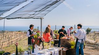 Paella-Kochkurs mit Meerblick und Weintour ab Barcelona