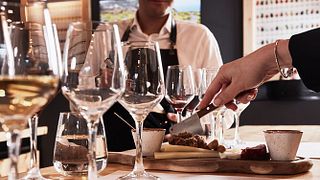 Experiência gastronômica e vinícola: tour de vinhos e almoço ou jantar com 4 pratos de produtos sazonais harmonizados com 7 vinhos.
