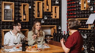 Degustazione di vino biologico e olio d'oliva con tagliere toscano presso Le Filigare