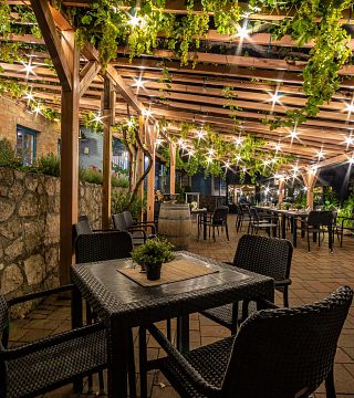 Hilltop Borhotel És Étterem
