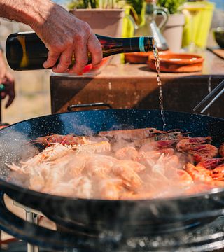 Paella-Kochkurs mit Meerblick und Weintour ab Barcelona