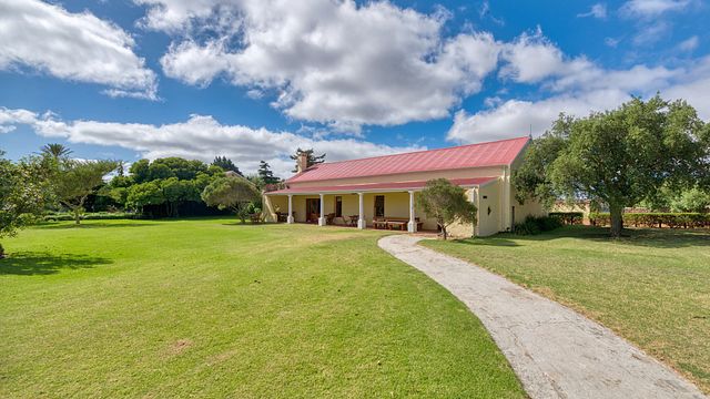 Strandveld Vineyards