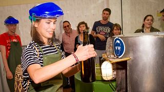 Atelier de création de votre propre bouteille de cava chez ArtCava