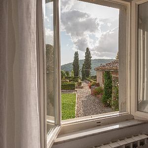 „Klassisches“ Dreibettzimmer in Borgo rund um das Castello di Meleto