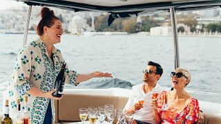 Lyxig vinprovning i Istanbul på en privat yacht
