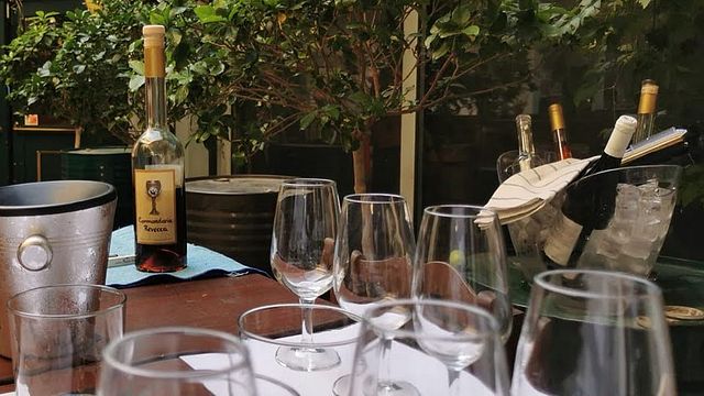 Upptäck Mystery Wine på Sherlock's: Blind Tasting Game i Limassol