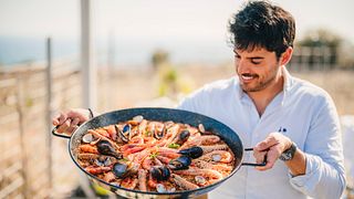 Esperienza di cucina con paella con vista sul mare e tour della cantina da Barcellona
