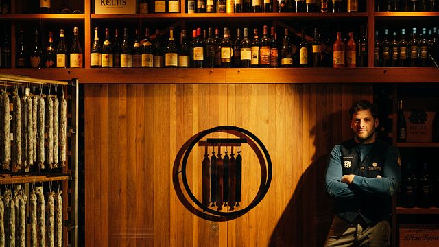 Viaje a la charcutería artesanal y al vino