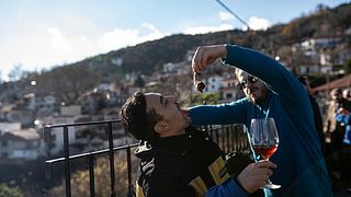 Mesa privada en la montaña con vino y comida