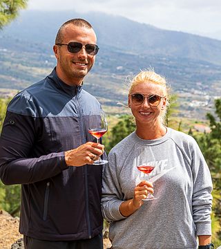 Tour nei vigneti di montagna ad Arafo e degustazione di vini biologici.
