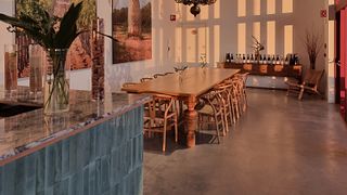 Visite guidée du domaine viticole et des caves, suivie d'une dégustation de vins intitulée « Les premiers pas ».
