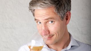 Weinprobe mit einem Snack aus lokalen Produkten