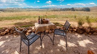 Lunchpicknick i de natursköna kullarna i Maremma Toscana