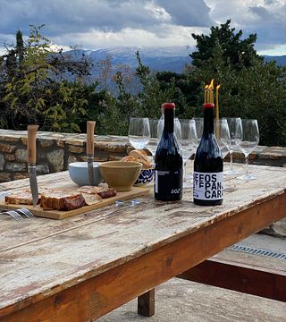 Mesa privada en la montaña con vino y comida