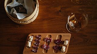 Uma Jornada Artesanal de Charcutaria e Vinhos