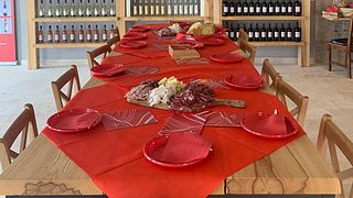 Besuch des Weinguts mit Verkostung aller Weine, begleitet von Platten