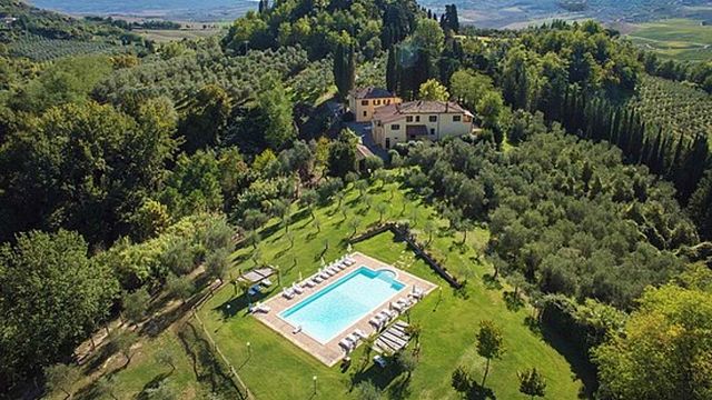 VILLAS Y APARTAMENTOS EN BADIA DI MORRONA - TOSCANA