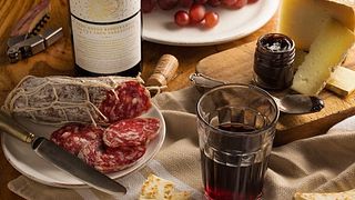 Degustação de vinhos com seleção de queijos e presuntos