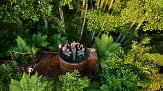Immersione rilassante nella vasca idromassaggio nella foresta