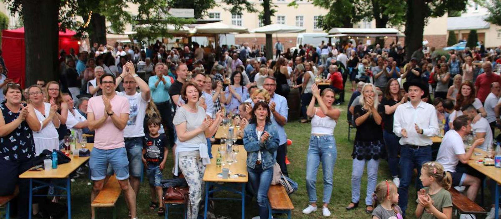 9367545-die-mischung-aus-weinangebot-und-musik-lockt-viele-menschen-zum-fest-im-rathauspark-die-stimmung-dort-laesst-nichts-zu-wuenschen-uebrig-so-wird-am-2mef