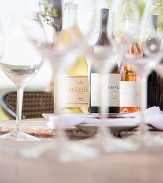 Visita a bodegas gourmet: cata de vinos y menú de 8 platos