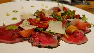 L'esperienza di degustazione di vini e abbinamenti gastronomici Summer Vibes presso l'azienda vinicola Artemis Karamolegos