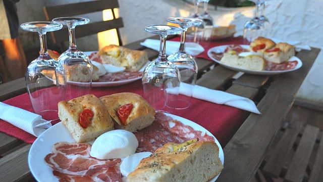 Umfassendes Weinerlebnis im Weingut Verrone und Besuch des alten Weinbergs rund um die Burg Rocca Cilento