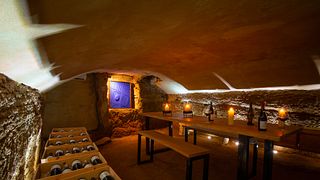 Cata de vinos premium Châteauneuf du Pape con arte | La Cave de Mathias