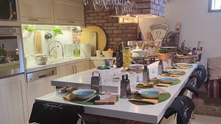 Aula de culinária e degustação de vinhos em uma vinícola perto de Tessalônica.