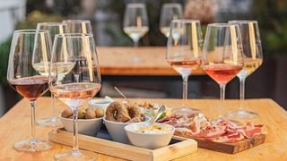 Weinprobe in einem traditionellen Weinladen in Locorotondo