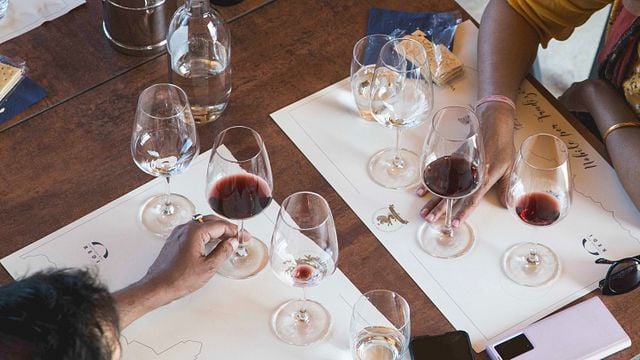 Cata de vinos Vino Nobile de inmersión total en Vecchia Cantina Di Montepulciano