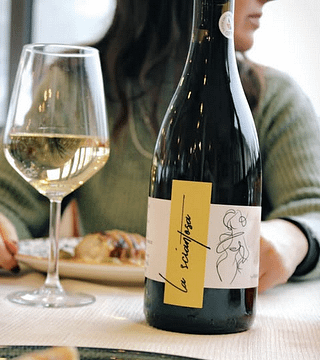 Experiência gastronômica e vinícola: tour de vinhos e almoço ou jantar com 4 pratos de produtos sazonais harmonizados com 7 vinhos.