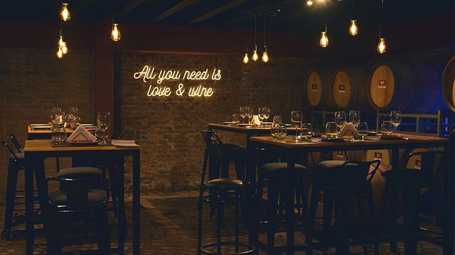 Degustação de vinhos premium harmonizados com queijos e frios na Bodega Iaccarini
