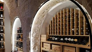 Cata de vinos en una vinoteca tradicional de Locorotondo