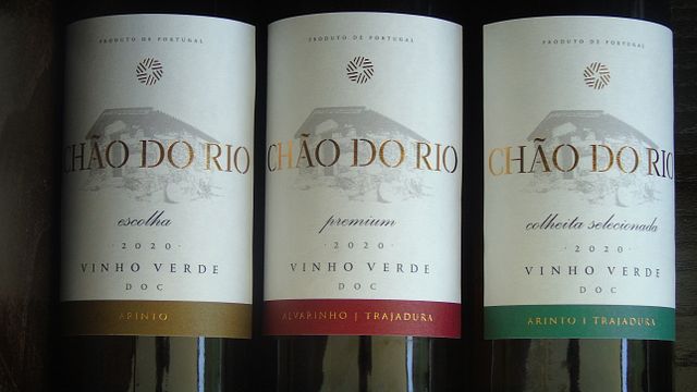 Degustação de 3 vinhos com harmonização de alimentos.